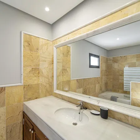 Superb Casa Herlanda 3 Bedrooms Pool Table וילה